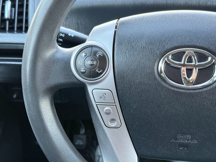 2016 Toyota Prius v 5dr Wgn Two (Natl) photo