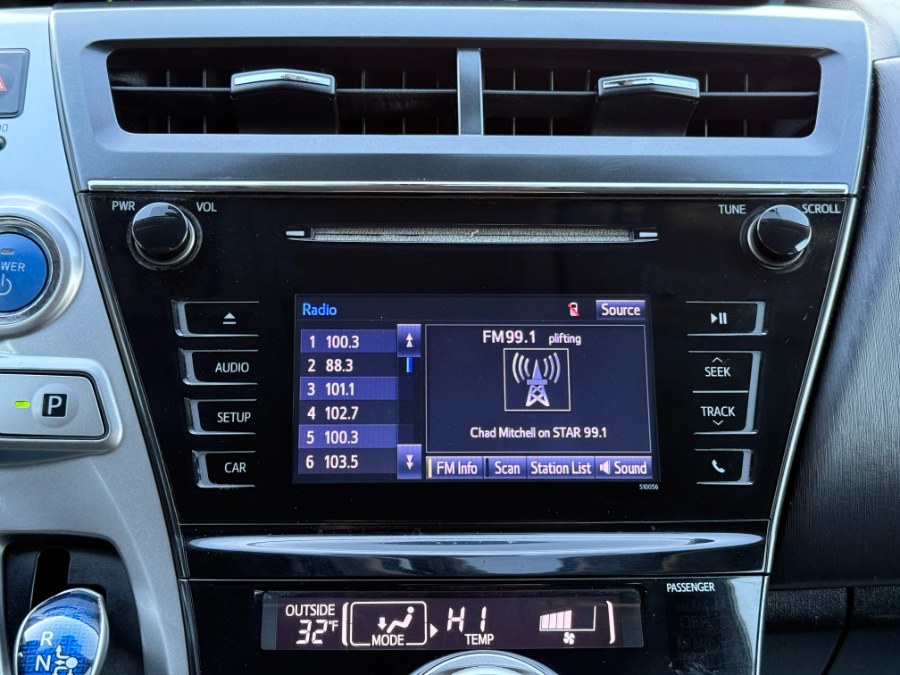 2016 Toyota Prius v 5dr Wgn Two (Natl) photo