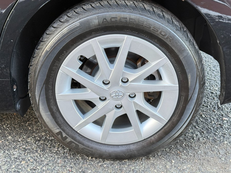 2016 Toyota Prius v 5dr Wgn Two (Natl) photo