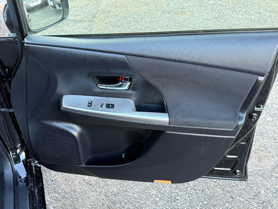 2016 Toyota Prius v 5dr Wgn Two (Natl) photo