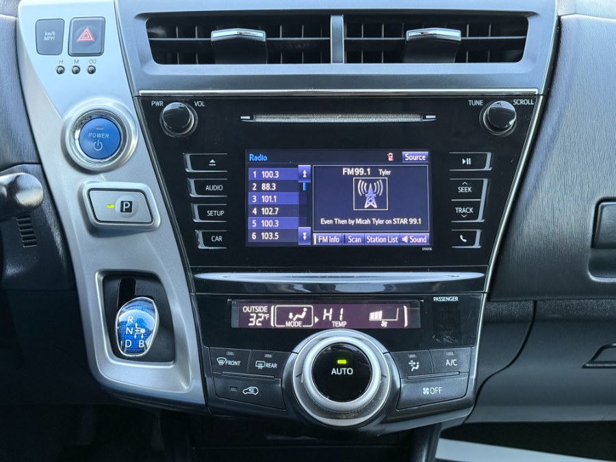 2016 Toyota Prius v 5dr Wgn Two (Natl) photo