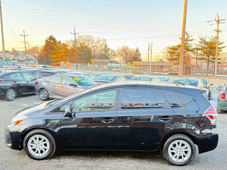 2016 Toyota Prius v 5dr Wgn Two (Natl) photo