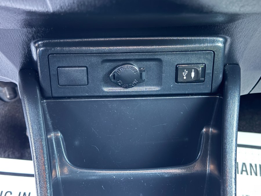 2016 Toyota Prius v 5dr Wgn Two (Natl) photo