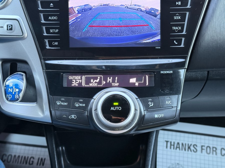 2016 Toyota Prius v 5dr Wgn Two (Natl) photo