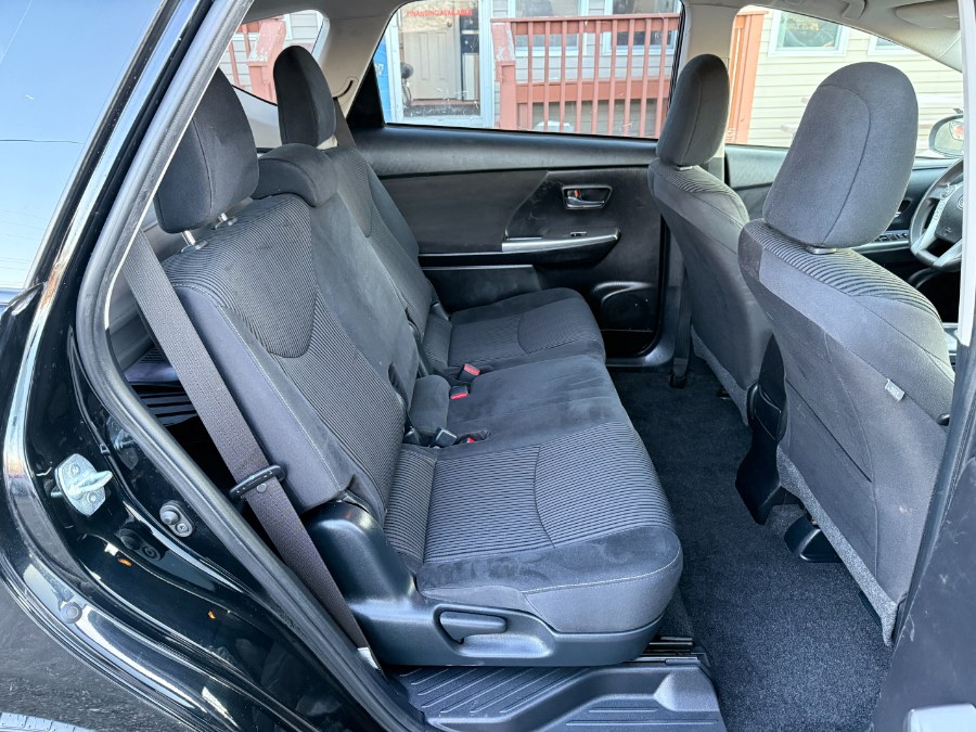 2016 Toyota Prius v 5dr Wgn Two (Natl) photo
