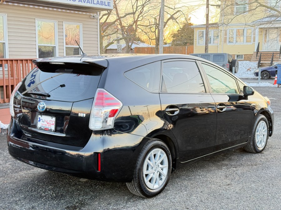 2016 Toyota Prius v 5dr Wgn Two (Natl) photo