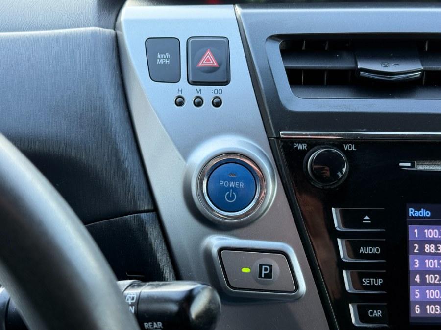 2016 Toyota Prius v 5dr Wgn Two (Natl) photo