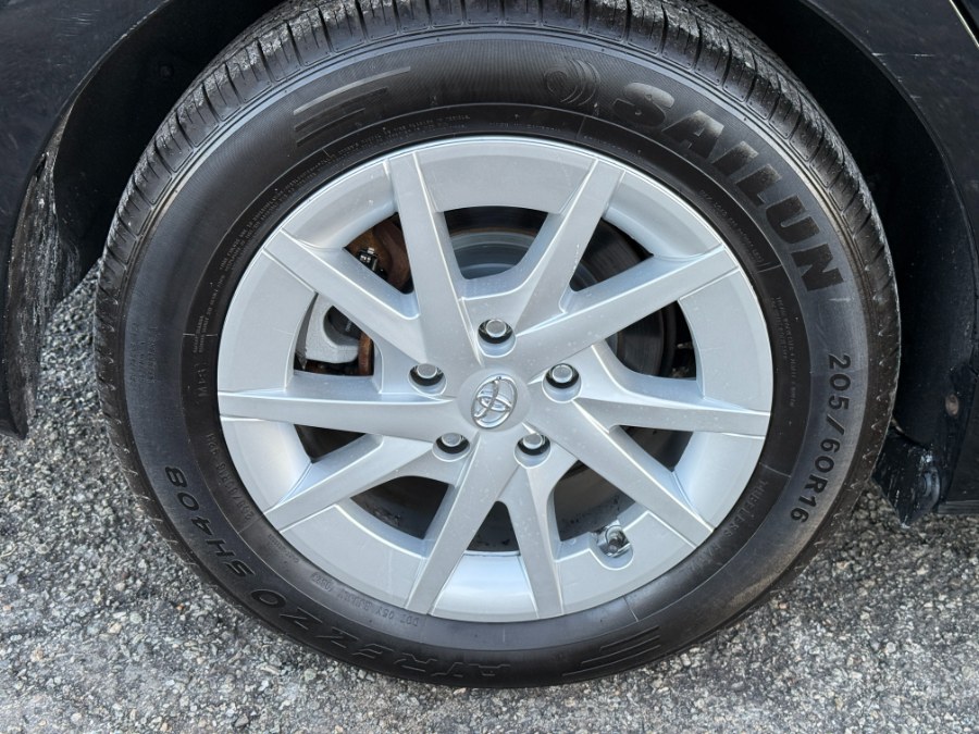 2016 Toyota Prius v 5dr Wgn Two (Natl) photo