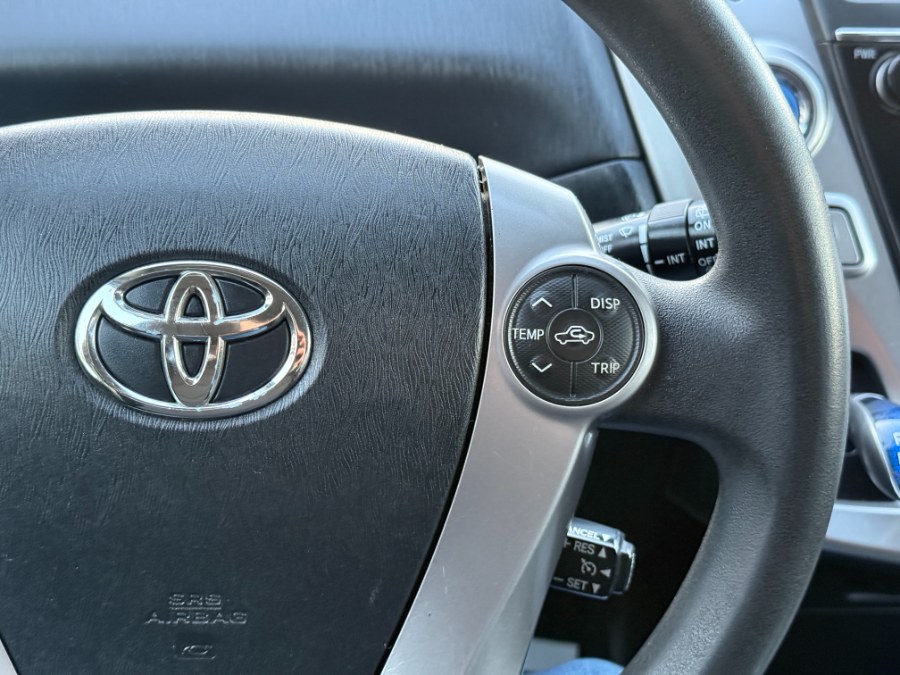 2016 Toyota Prius v 5dr Wgn Two (Natl) photo