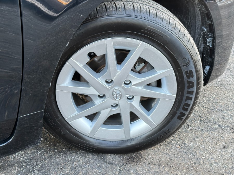 2016 Toyota Prius v 5dr Wgn Two (Natl) photo