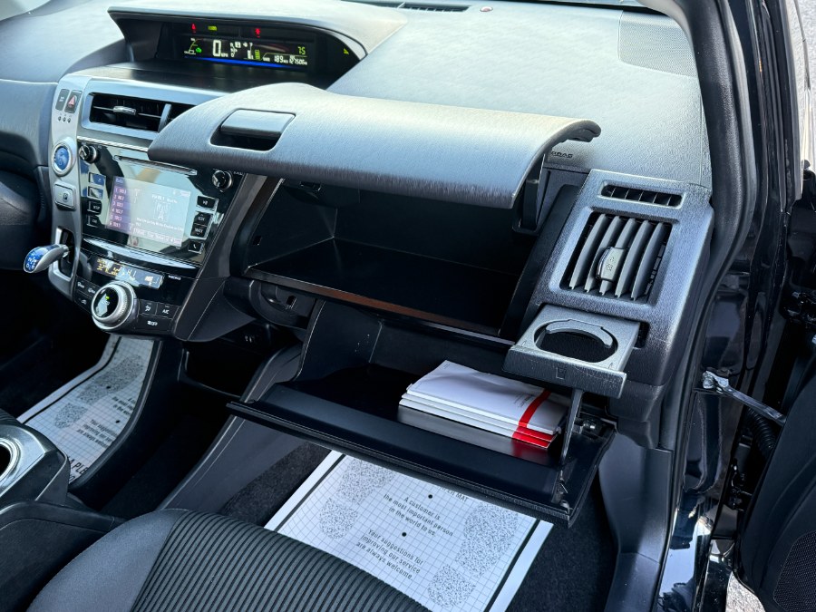2016 Toyota Prius v 5dr Wgn Two (Natl) photo