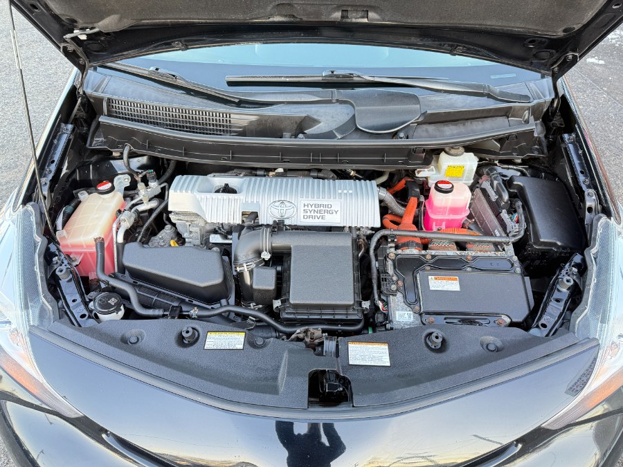 2016 Toyota Prius v 5dr Wgn Two (Natl) photo