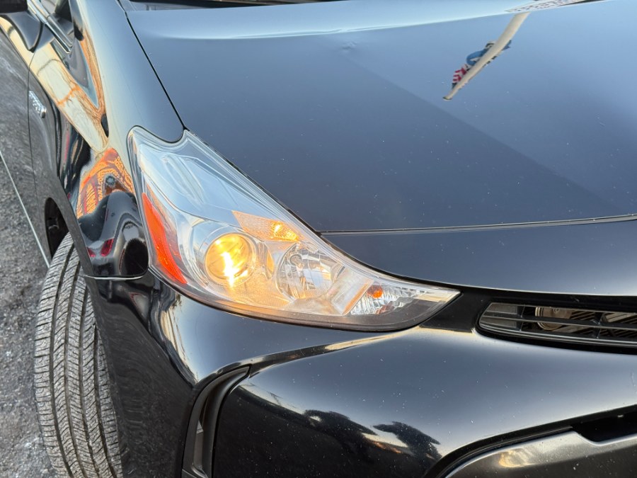 2016 Toyota Prius v 5dr Wgn Two (Natl) photo