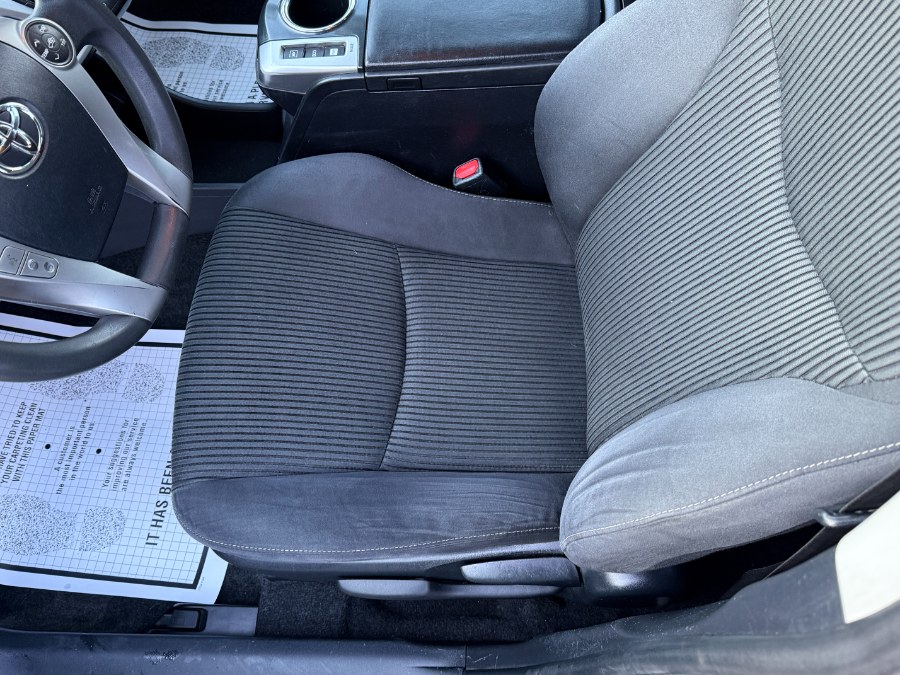 2016 Toyota Prius v 5dr Wgn Two (Natl) photo