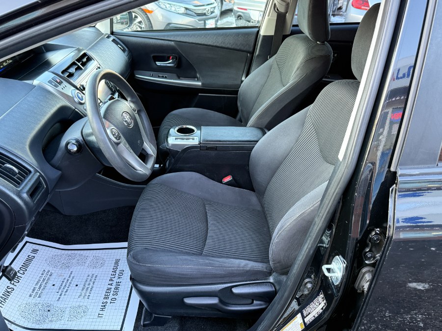 2016 Toyota Prius v 5dr Wgn Two (Natl) photo