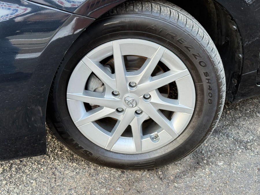2016 Toyota Prius v 5dr Wgn Two (Natl) photo
