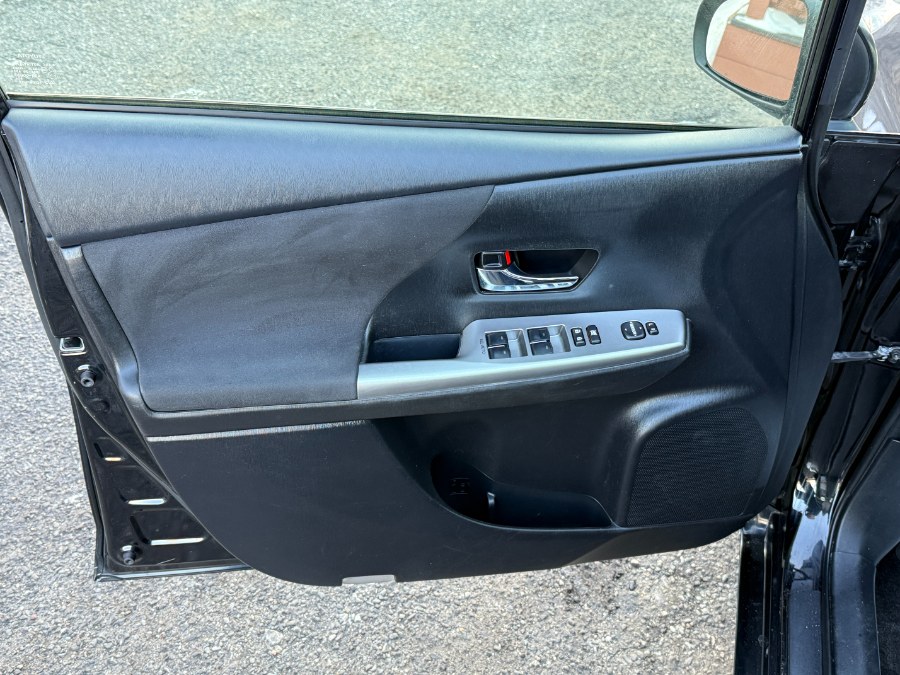 2016 Toyota Prius v 5dr Wgn Two (Natl) photo