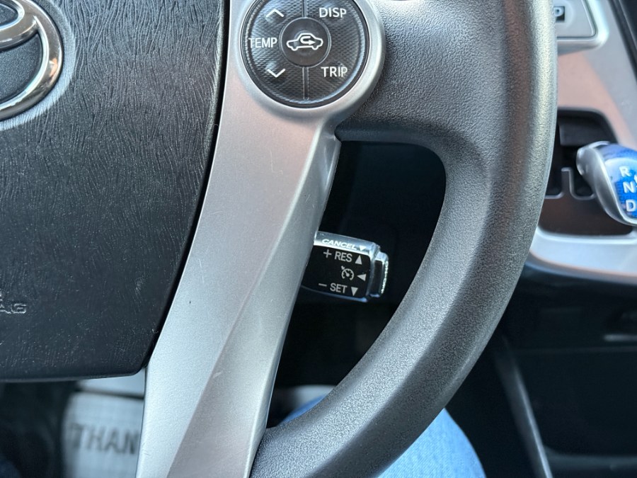 2016 Toyota Prius v 5dr Wgn Two (Natl) photo