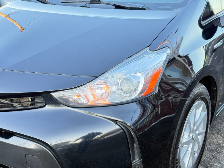 2016 Toyota Prius v 5dr Wgn Two (Natl) photo