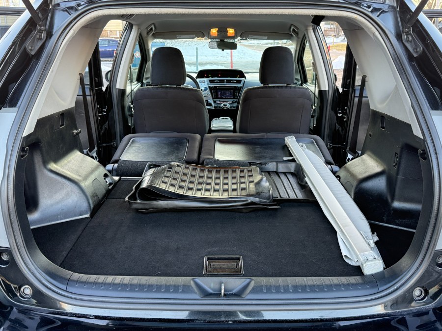 2016 Toyota Prius v 5dr Wgn Two (Natl) photo