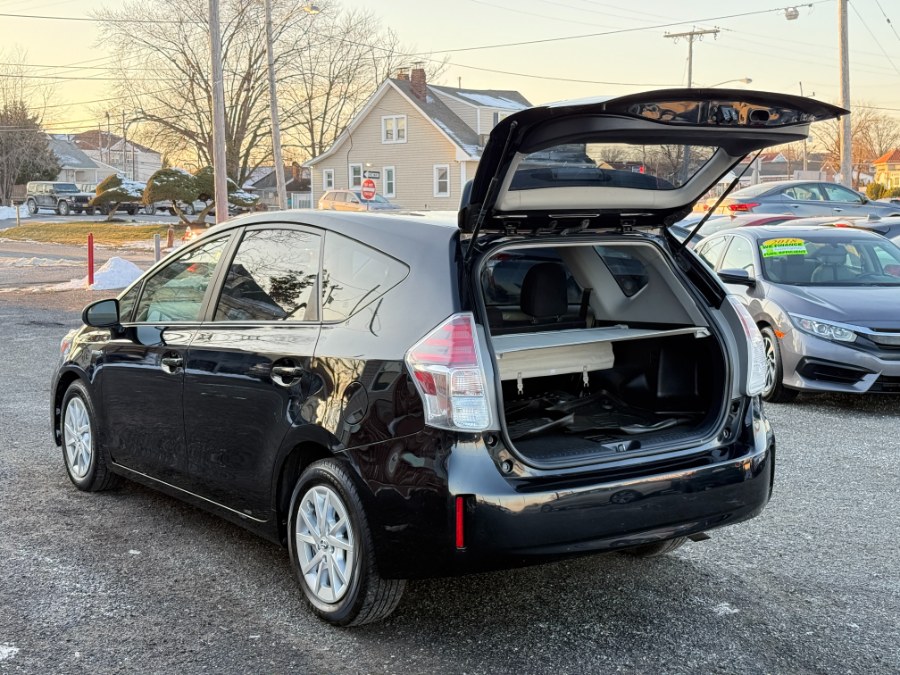 2016 Toyota Prius v 5dr Wgn Two (Natl) photo