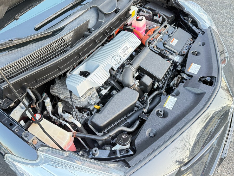 2016 Toyota Prius v 5dr Wgn Two (Natl) photo