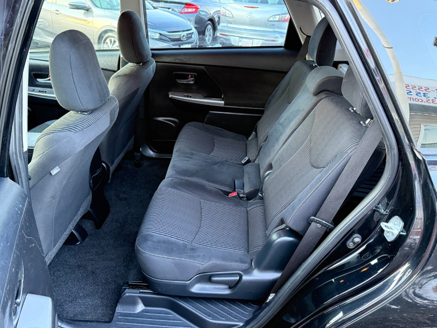 2016 Toyota Prius v 5dr Wgn Two (Natl) photo