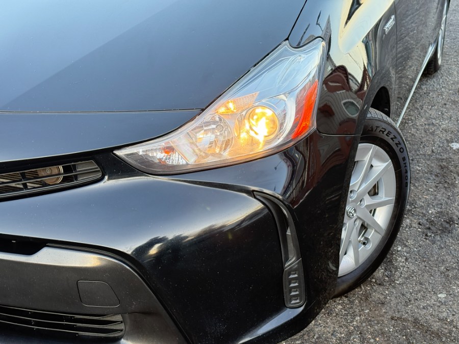 2016 Toyota Prius v 5dr Wgn Two (Natl) photo