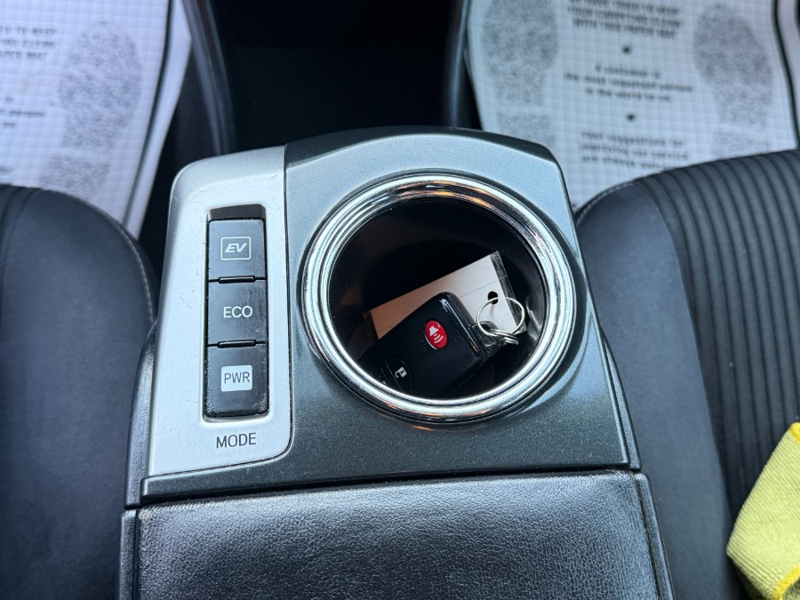 2016 Toyota Prius v 5dr Wgn Two (Natl) photo