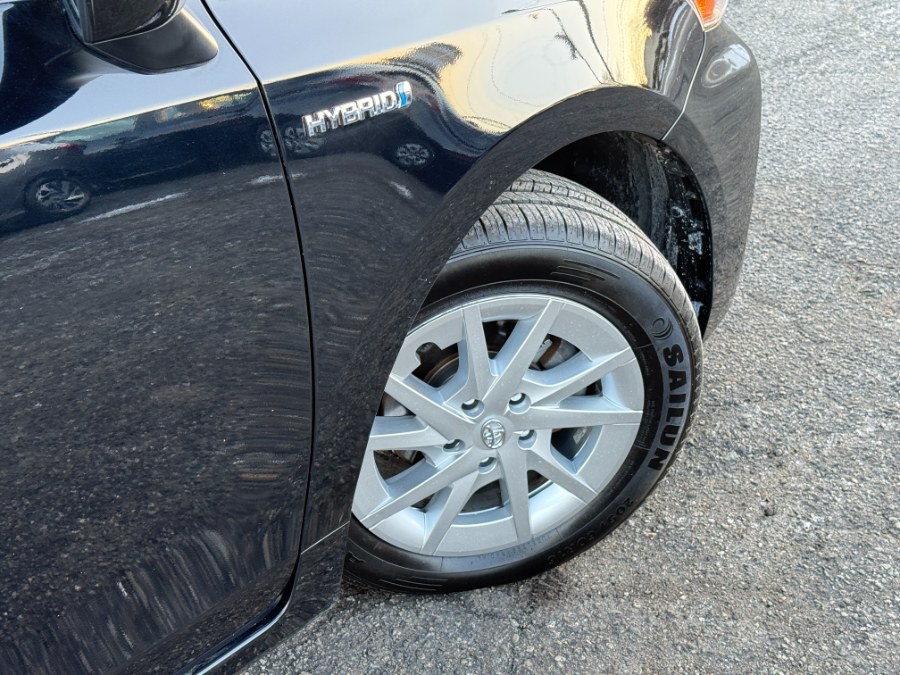 2016 Toyota Prius v 5dr Wgn Two (Natl) photo