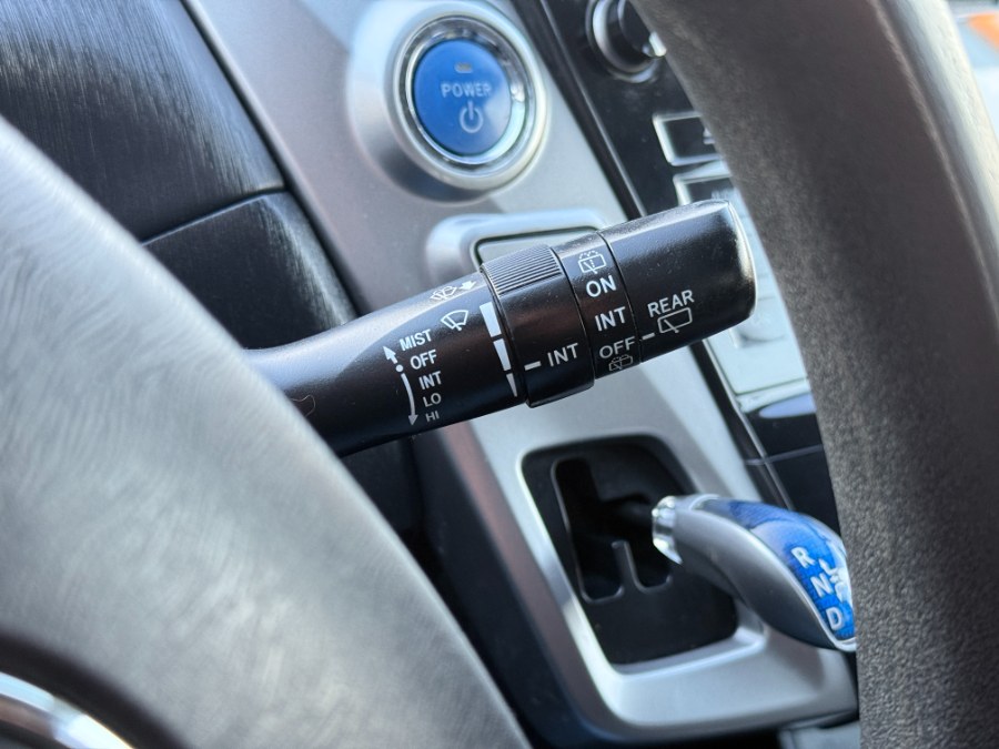2016 Toyota Prius v 5dr Wgn Two (Natl) photo