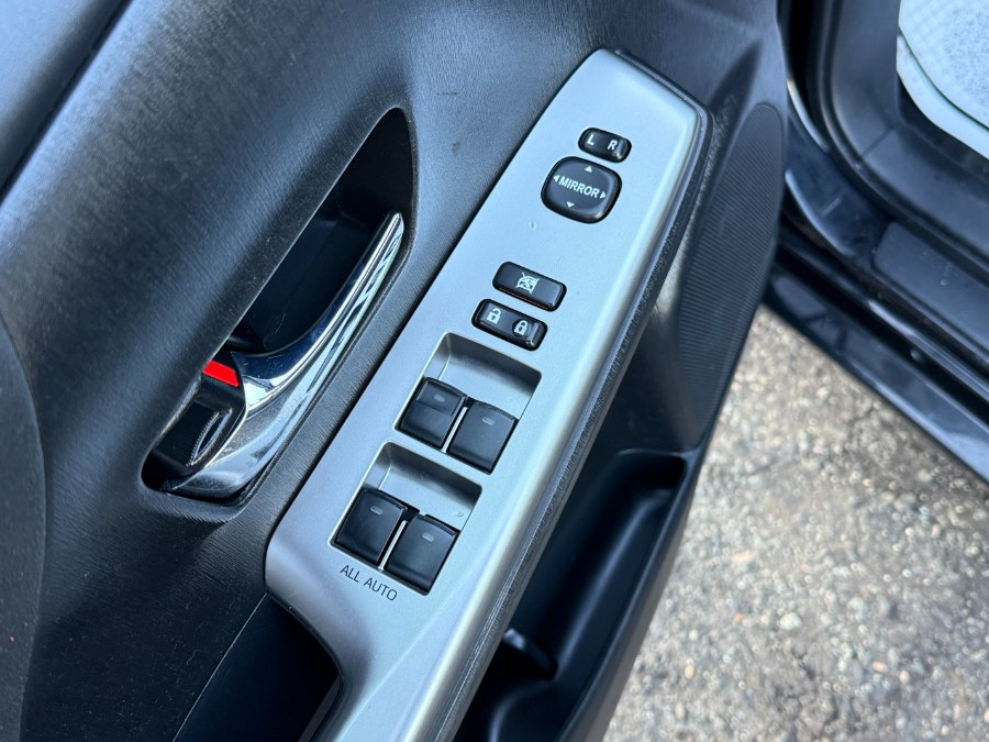 2016 Toyota Prius v 5dr Wgn Two (Natl) photo