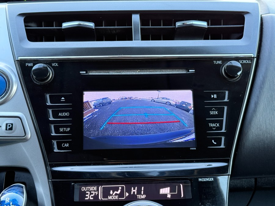 2016 Toyota Prius v 5dr Wgn Two (Natl) photo