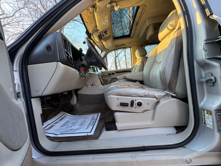 2004 Cadillac Escalade photo