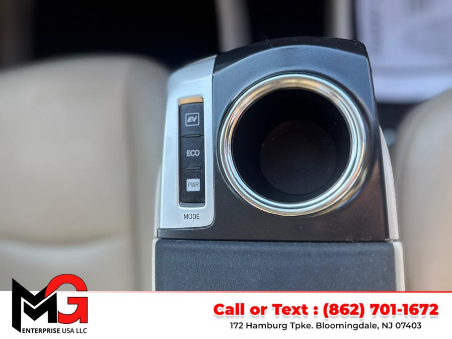 2012 Toyota Prius v Two photo