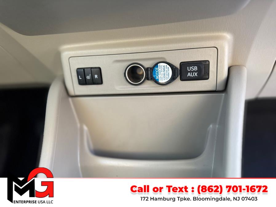 2012 Toyota Prius v Two photo