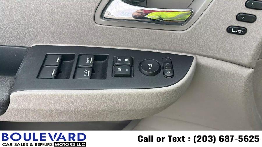 2015 Honda Odyssey Touring Minivan 4D photo
