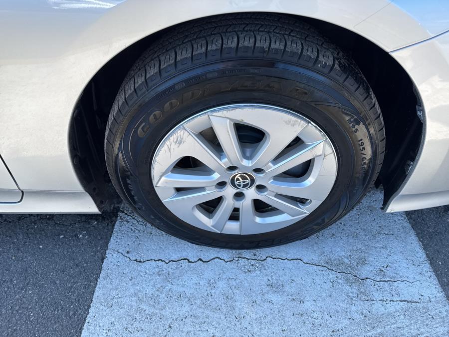 2016 Toyota Prius 5dr Hatchback Two photo