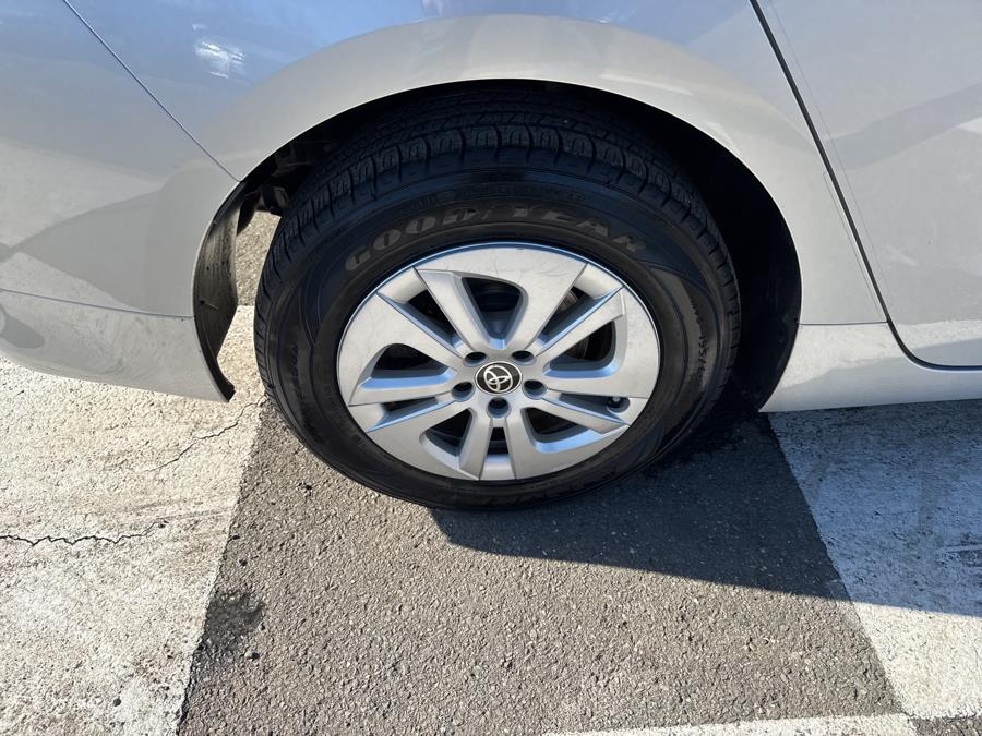 2016 Toyota Prius 5dr Hatchback Two photo