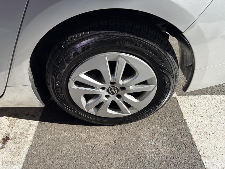 2016 Toyota Prius 5dr Hatchback Two photo