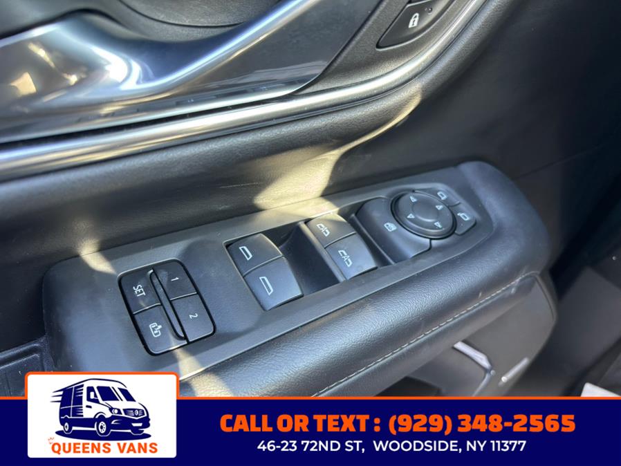 2023 Chevrolet Suburban 4WD 4dr LT photo