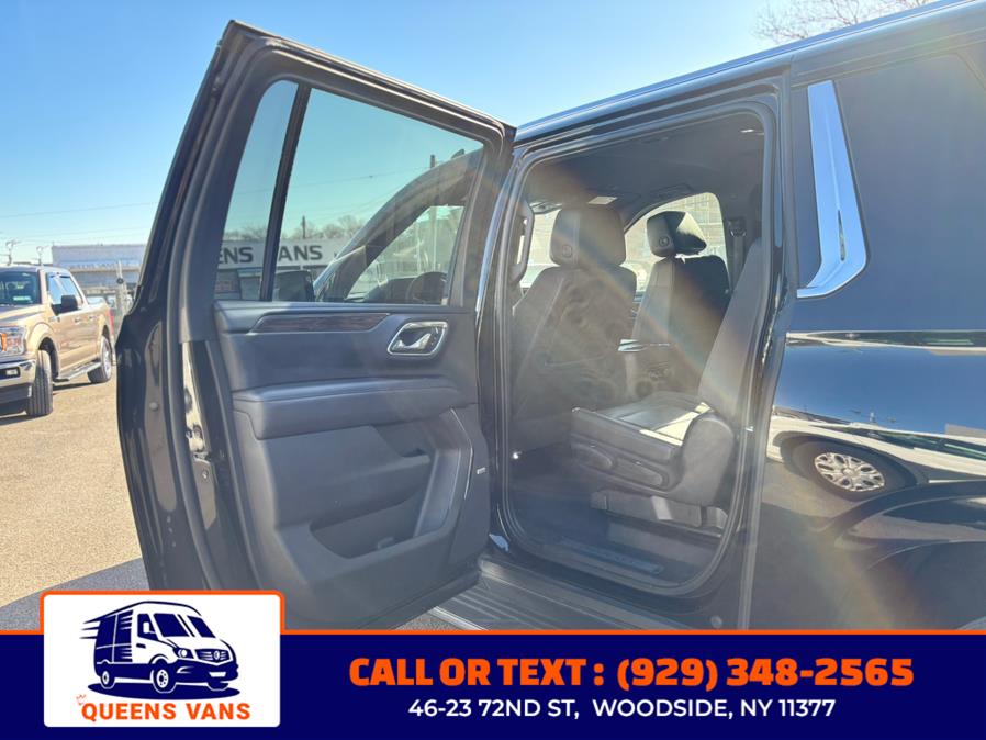 2023 Chevrolet Suburban 4WD 4dr LT photo