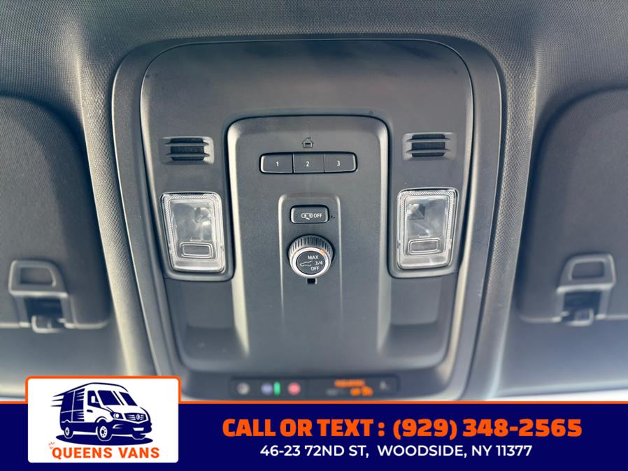 2023 Chevrolet Suburban 4WD 4dr LT photo