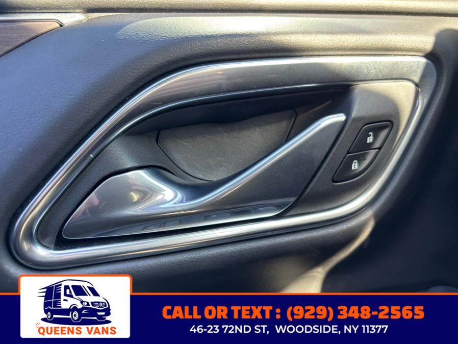 2023 Chevrolet Suburban 4WD 4dr LT photo