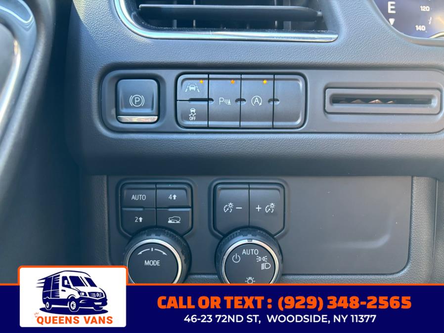 2023 Chevrolet Suburban 4WD 4dr LT photo