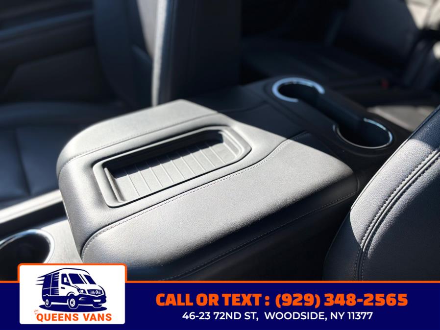 2023 Chevrolet Suburban 4WD 4dr LT photo