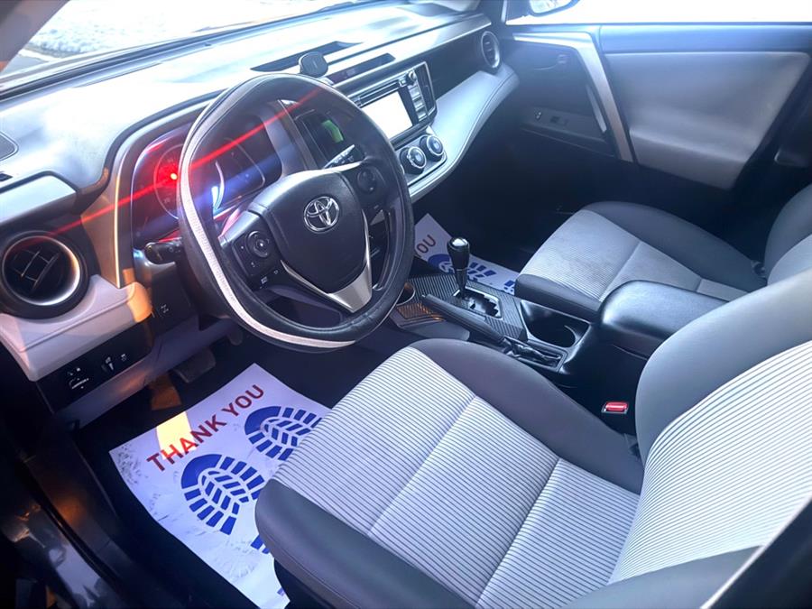 2015 Toyota RAV4 LE photo