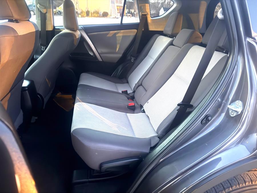 2015 Toyota RAV4 LE photo