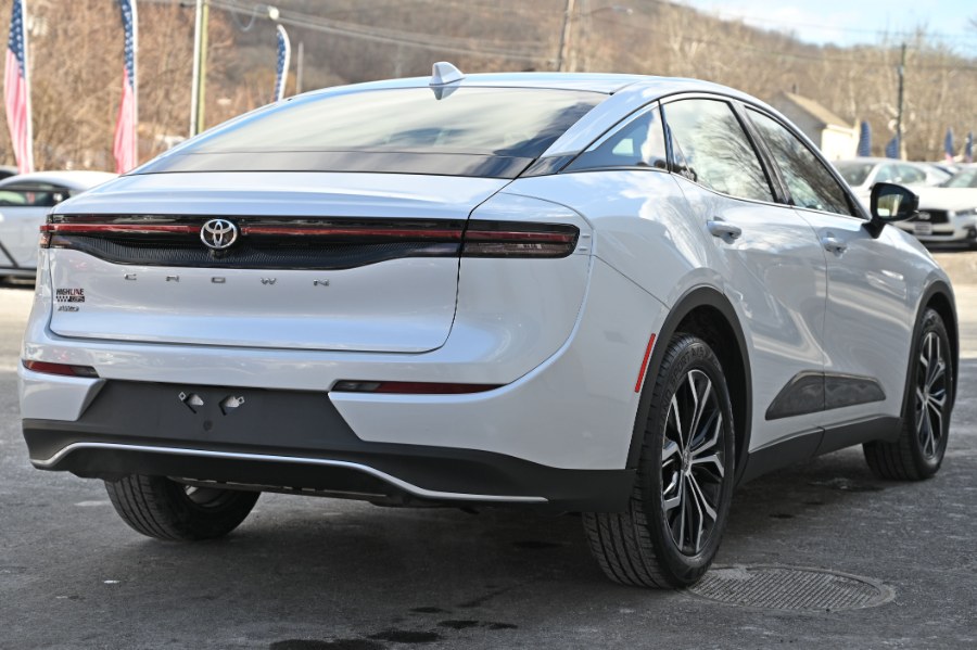 2023 Toyota Crown XLE AWD photo