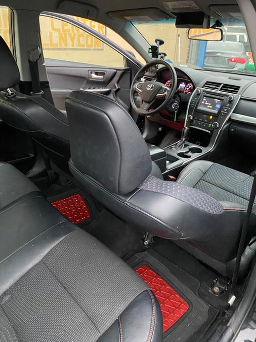 2017 Toyota Camry SE Auto (Natl) photo
